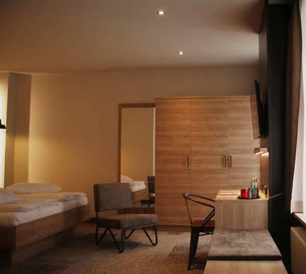 Alexxanders Hotel & Boardinghouse, Restaurant ケムニッツ エクステリア 写真